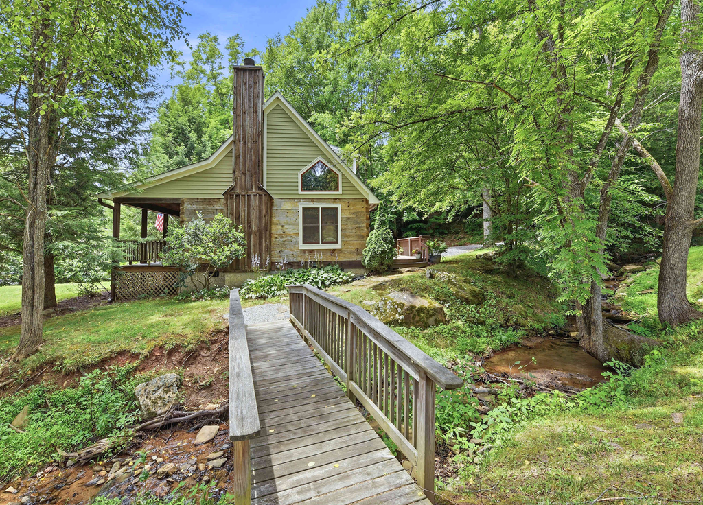 Creekfront Cottage, scenic views, dog-friendly, firepit, gas grill, gas fireplace
