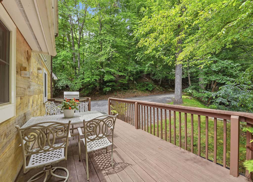 Creekfront Cottage, scenic views, dog-friendly, firepit, gas grill, gas fireplace