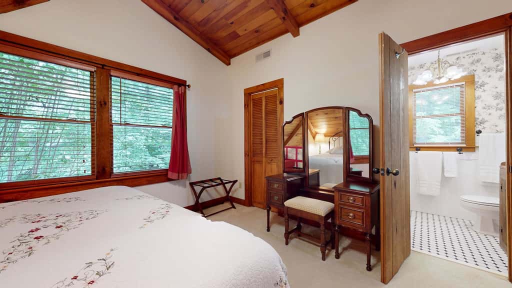Creekfront Cottage, scenic views, dog-friendly, firepit, gas grill, gas fireplace