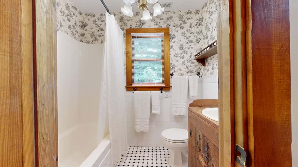 Creekfront Cottage, scenic views, dog-friendly, firepit, gas grill, gas fireplace