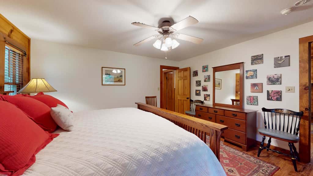 Creekfront Cottage, scenic views, dog-friendly, firepit, gas grill, gas fireplace