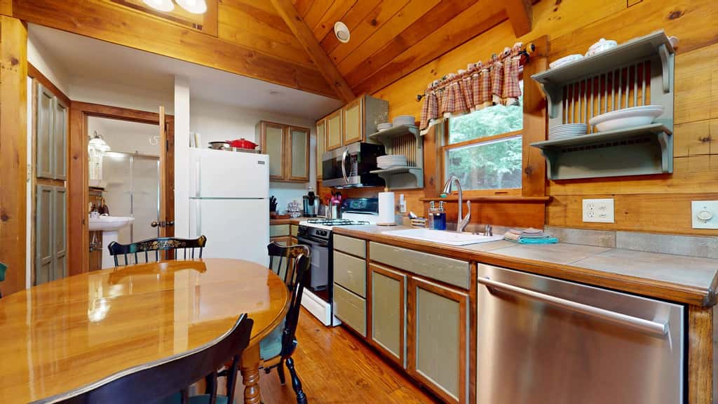 Creekfront Cottage, scenic views, dog-friendly, firepit, gas grill, gas fireplace