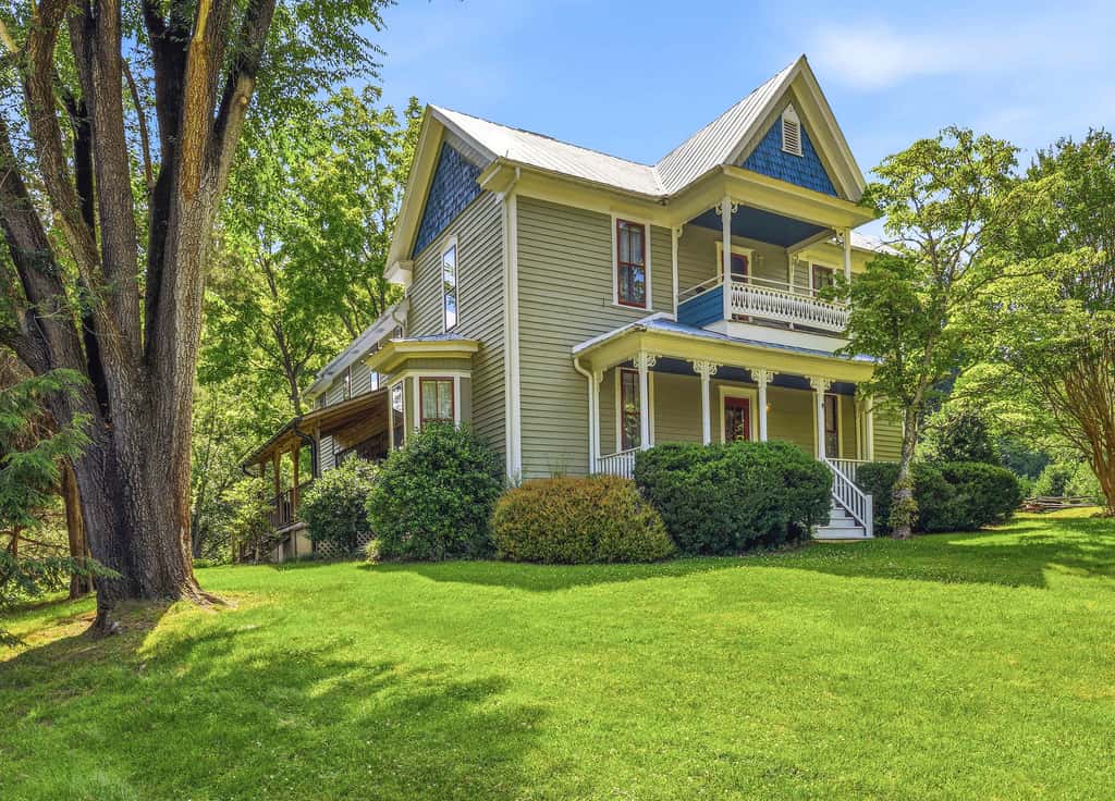 Luxury Farmhouse, creek, dog-friendly, gas fireplace, firepit, BBQ, cable, porch, swing