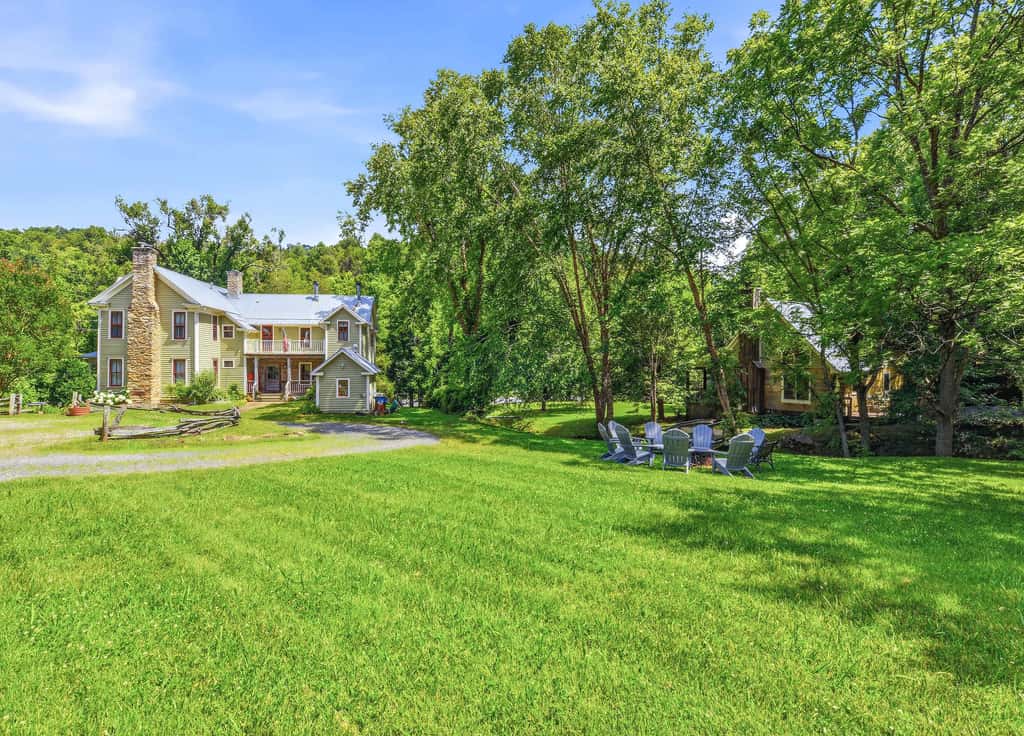 Luxury Farmhouse, creek, dog-friendly, gas fireplace, firepit, BBQ, cable, porch, swing