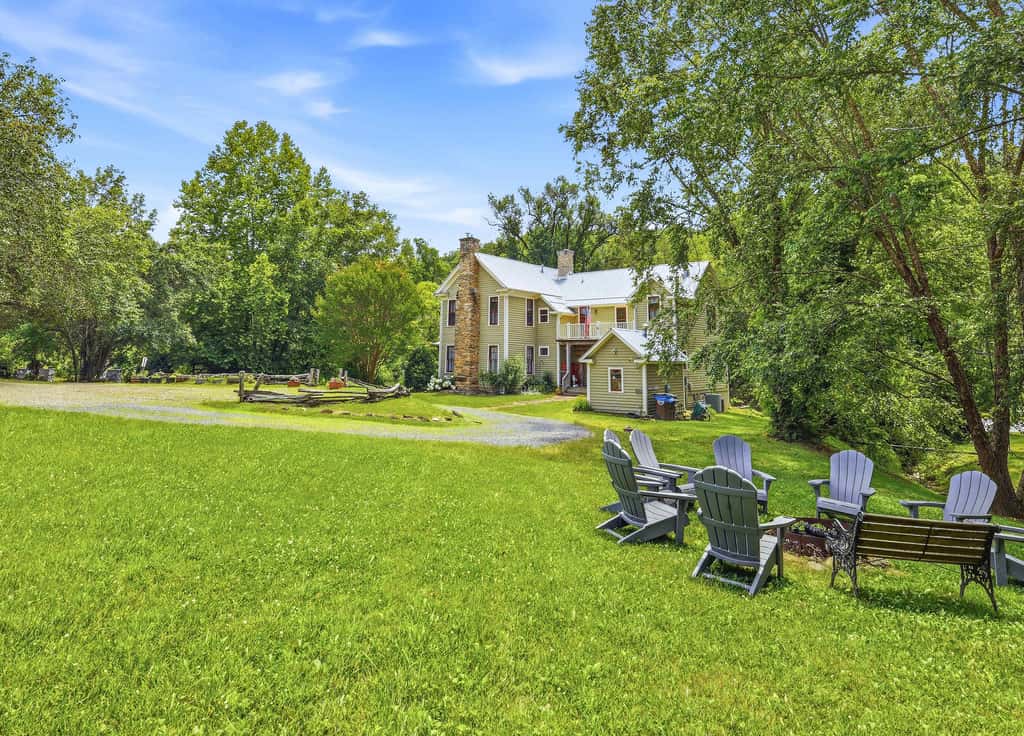 Luxury Farmhouse, creek, dog-friendly, gas fireplace, firepit, BBQ, cable, porch, swing