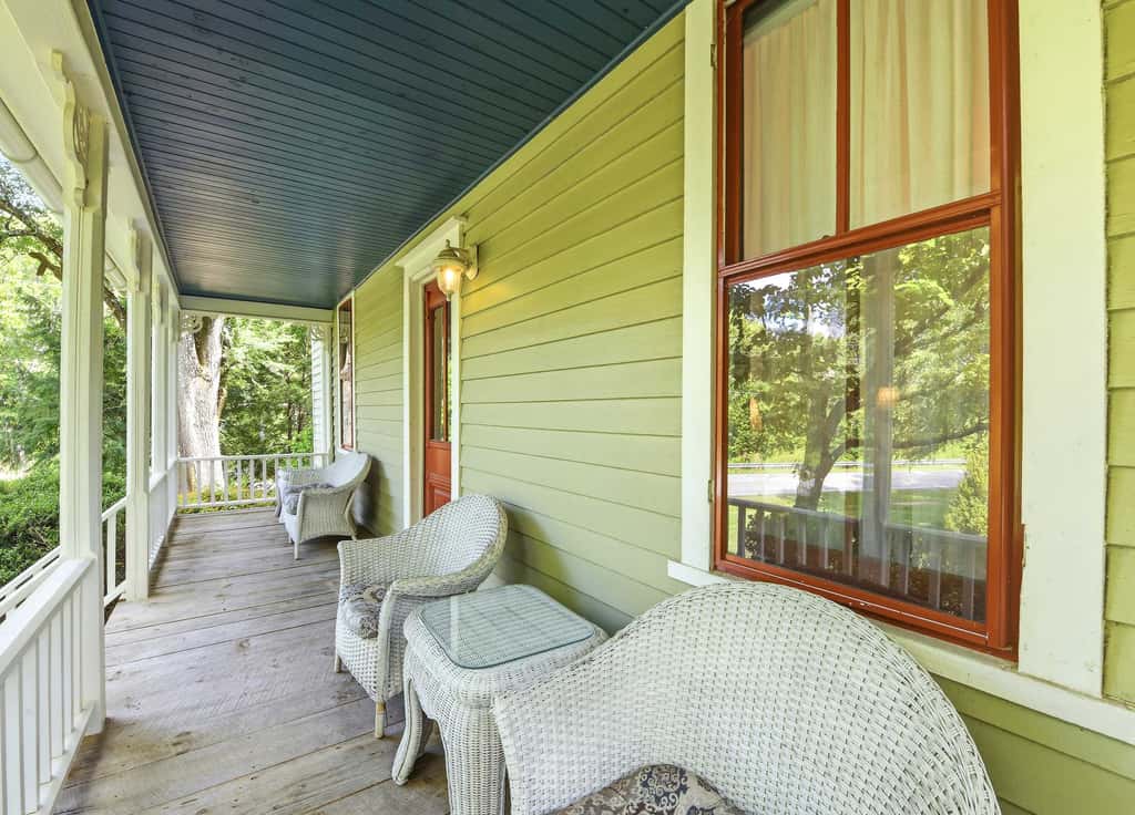 Luxury Farmhouse, creek, dog-friendly, gas fireplace, firepit, BBQ, cable, porch, swing