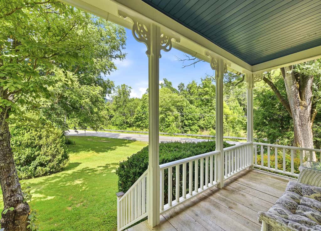 Luxury Farmhouse, creek, dog-friendly, gas fireplace, firepit, BBQ, cable, porch, swing