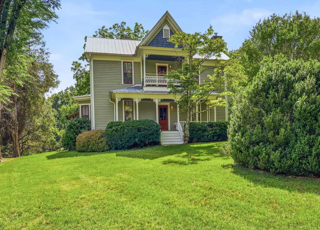 Luxury Farmhouse, creek, dog-friendly, gas fireplace, firepit, BBQ, cable, porch, swing
