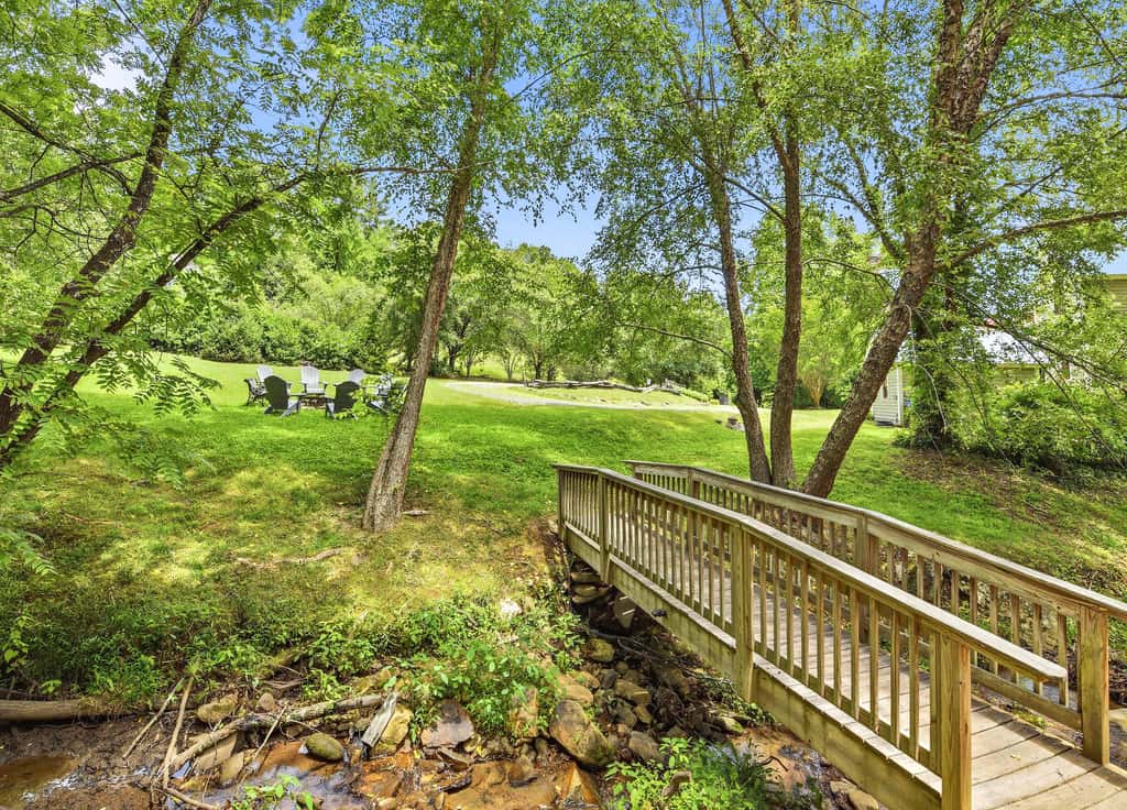 Luxury Farmhouse, creek, dog-friendly, gas fireplace, firepit, BBQ, cable, porch, swing