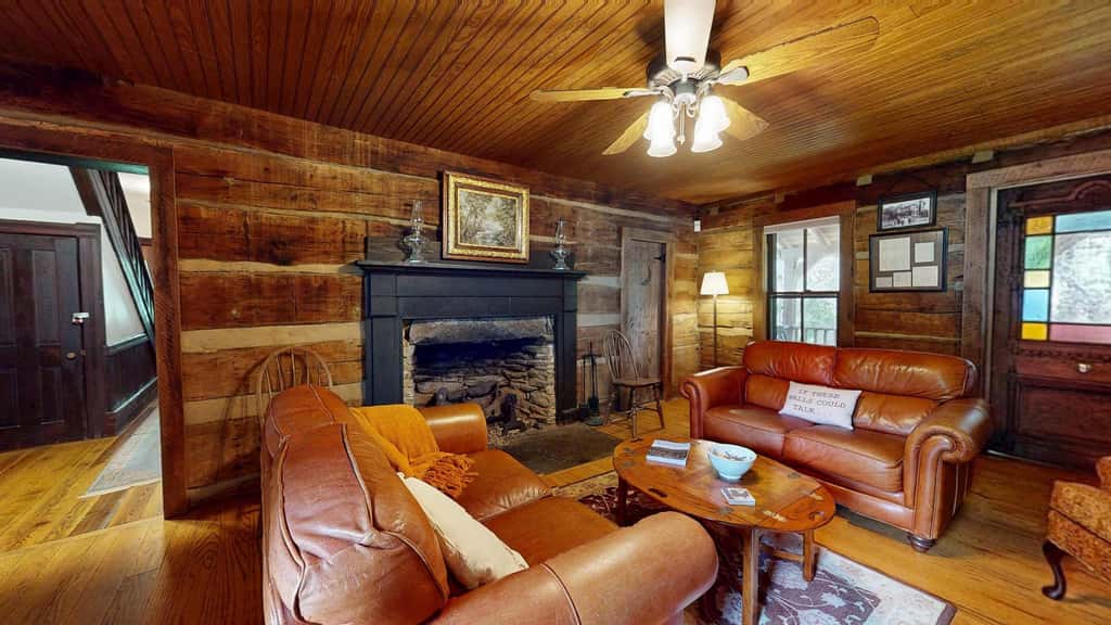Luxury Farmhouse, creek, dog-friendly, gas fireplace, firepit, BBQ, cable, porch, swing