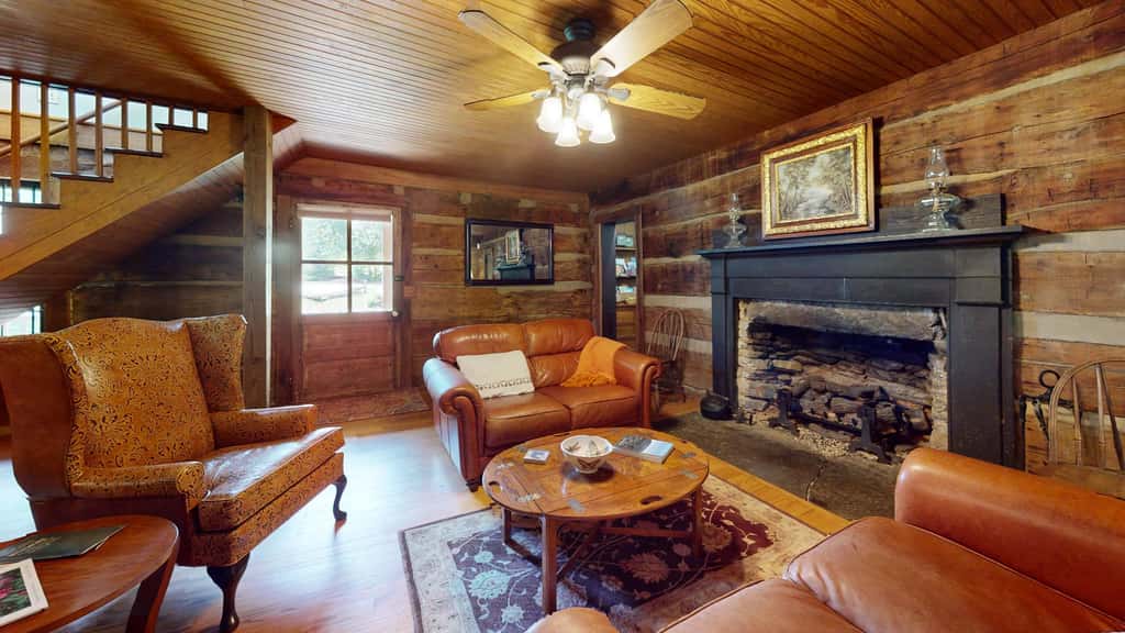 Luxury Farmhouse, creek, dog-friendly, gas fireplace, firepit, BBQ, cable, porch, swing