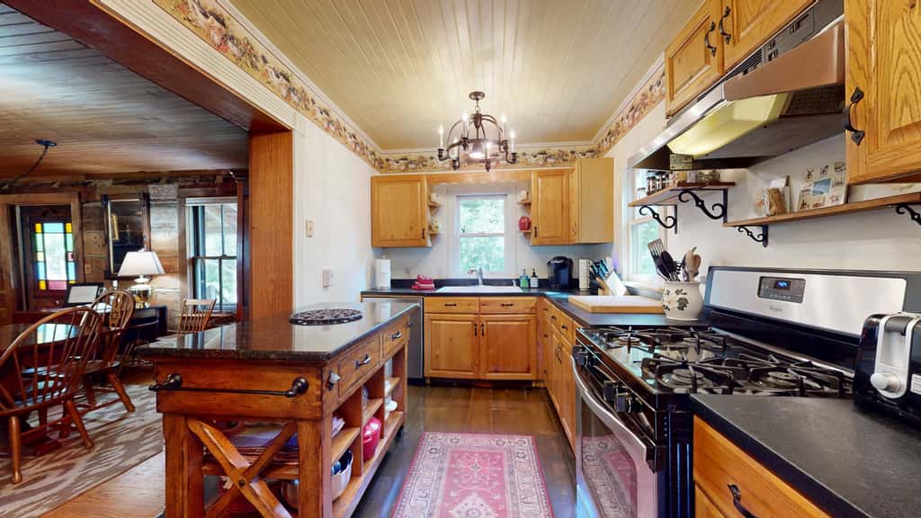 Luxury Farmhouse, creek, dog-friendly, gas fireplace, firepit, BBQ, cable, porch, swing