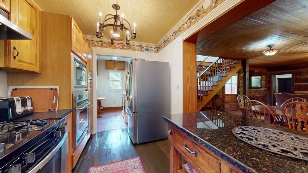Luxury Farmhouse, creek, dog-friendly, gas fireplace, firepit, BBQ, cable, porch, swing
