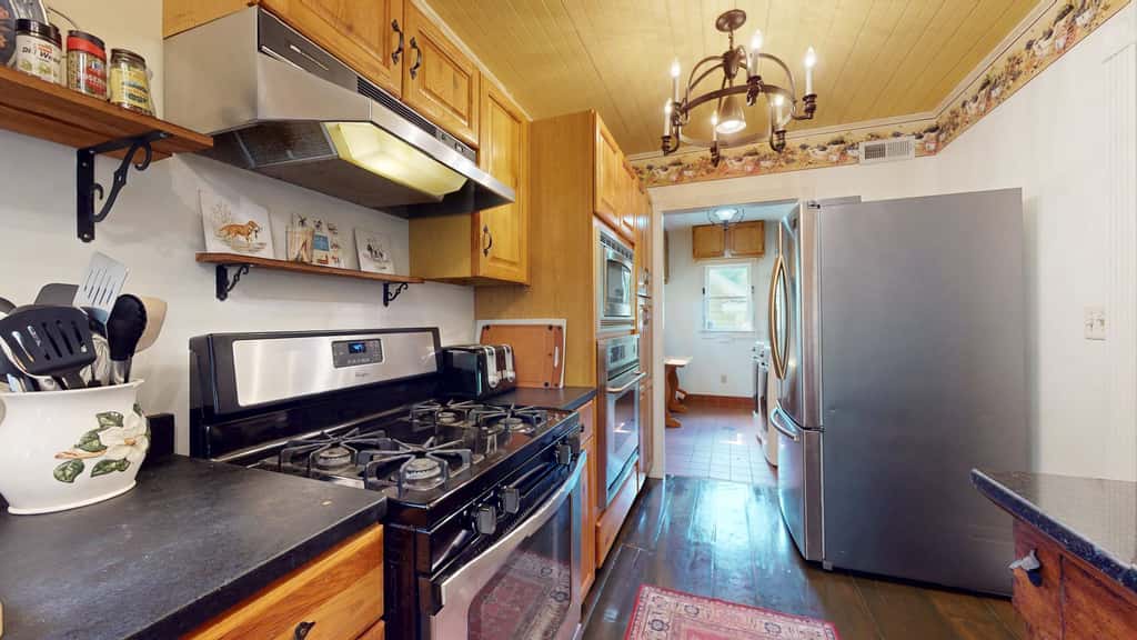 Luxury Farmhouse, creek, dog-friendly, gas fireplace, firepit, BBQ, cable, porch, swing