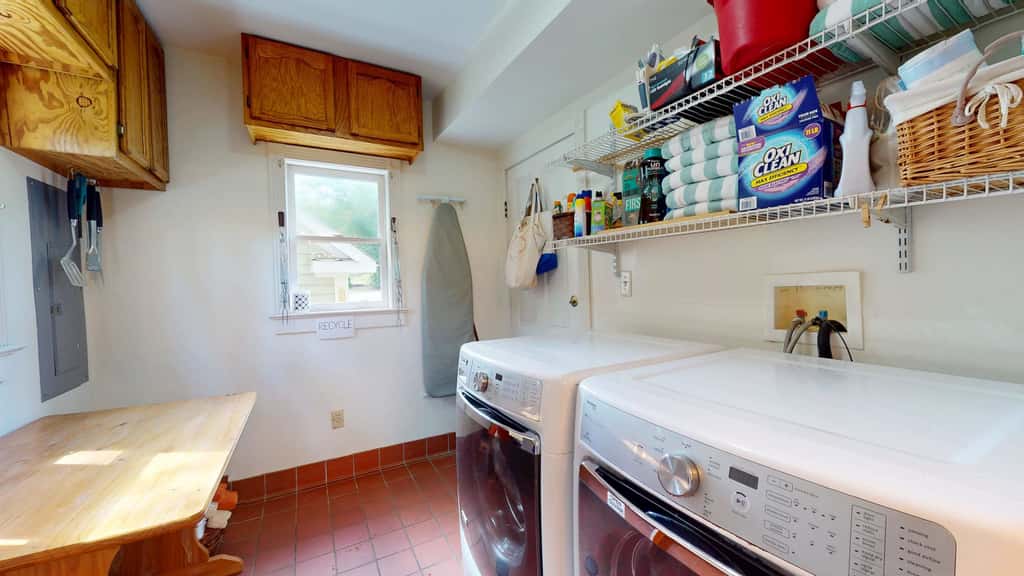 Luxury Farmhouse, creek, dog-friendly, gas fireplace, firepit, BBQ, cable, porch, swing