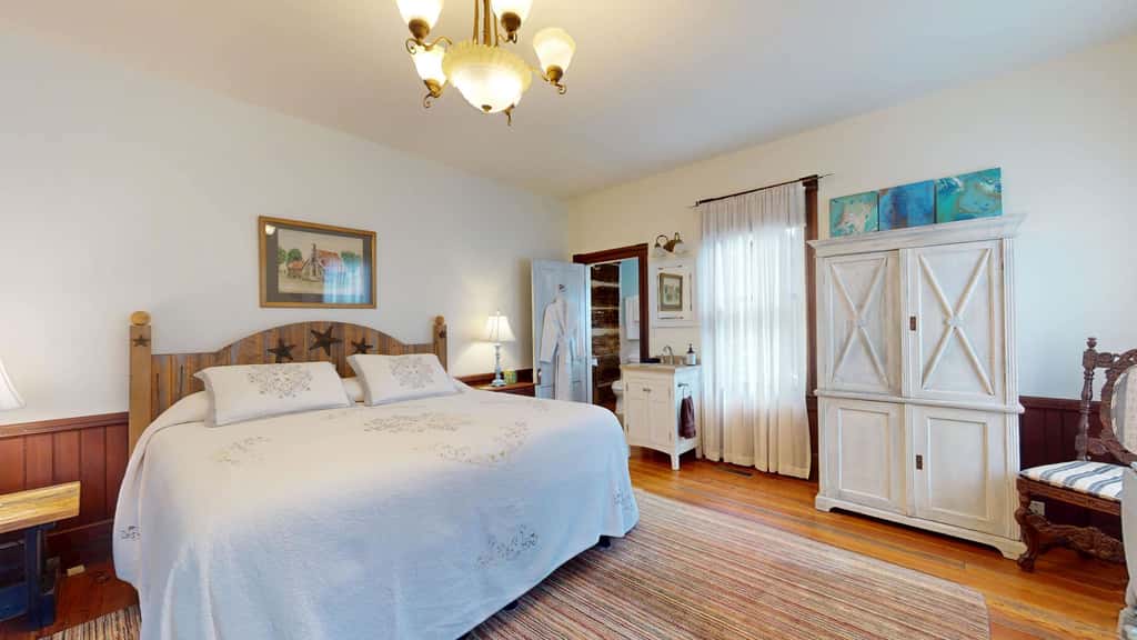 Luxury Farmhouse, creek, dog-friendly, gas fireplace, firepit, BBQ, cable, porch, swing