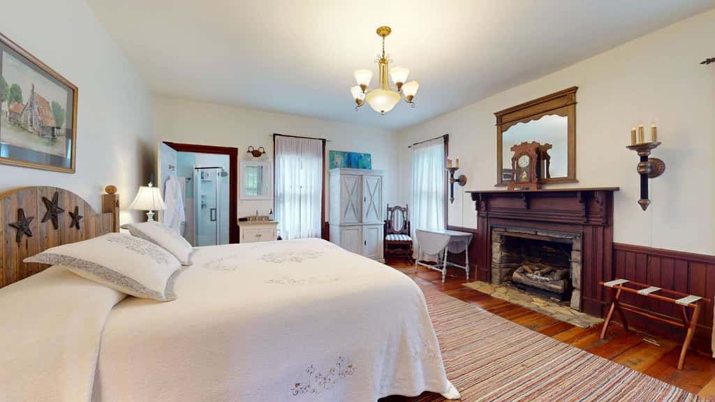 Luxury Farmhouse, creek, dog-friendly, gas fireplace, firepit, BBQ, cable, porch, swing