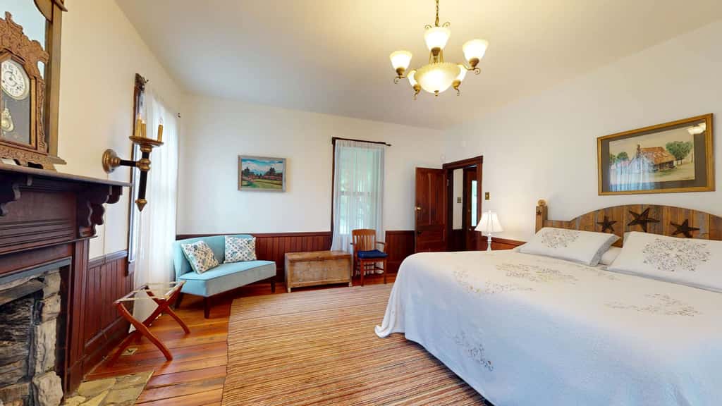 Luxury Farmhouse, creek, dog-friendly, gas fireplace, firepit, BBQ, cable, porch, swing