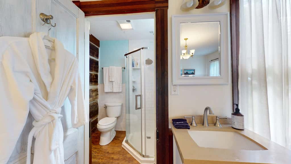 Luxury Farmhouse, creek, dog-friendly, gas fireplace, firepit, BBQ, cable, porch, swing