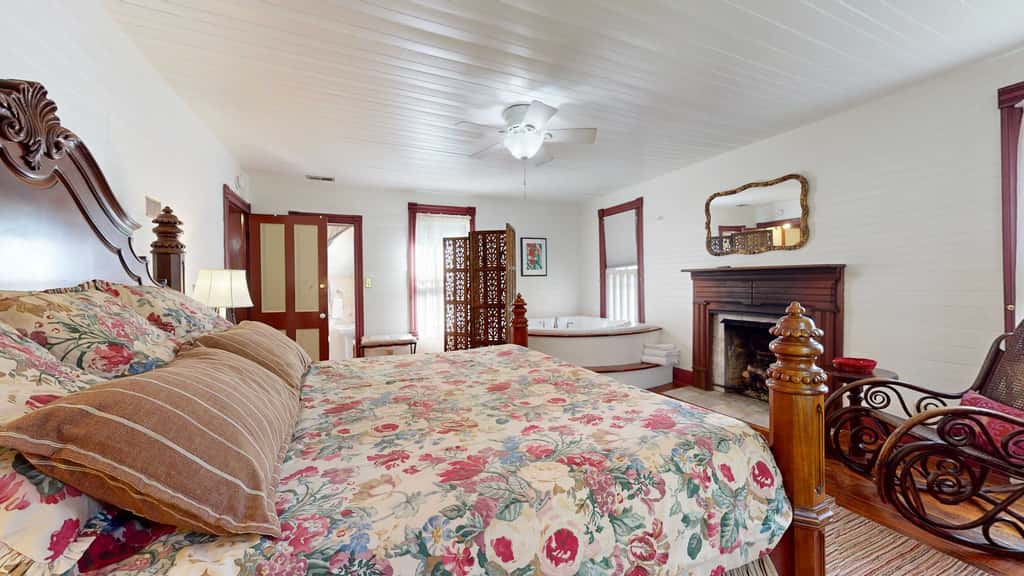 Luxury Farmhouse, creek, dog-friendly, gas fireplace, firepit, BBQ, cable, porch, swing