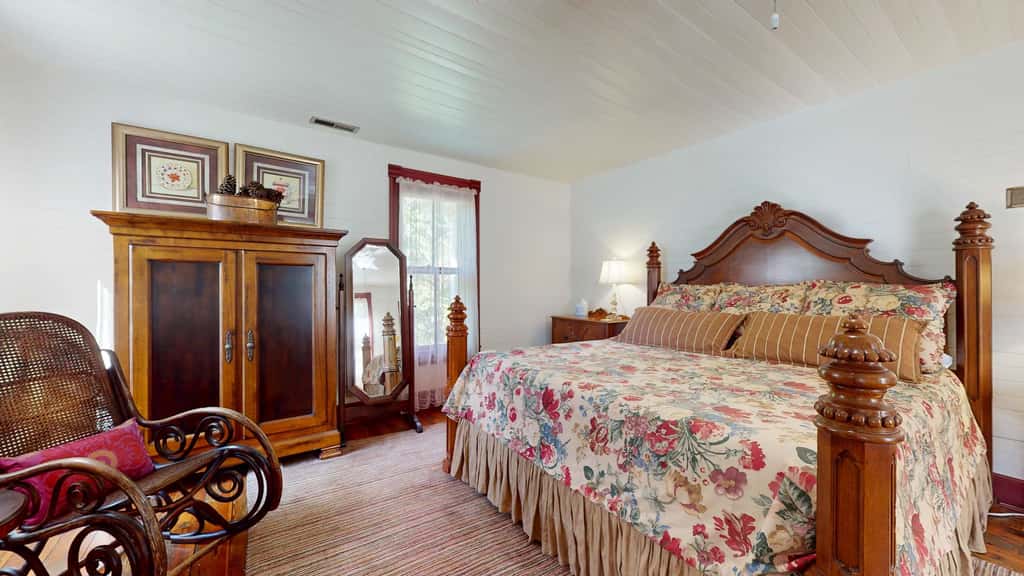 Luxury Farmhouse, creek, dog-friendly, gas fireplace, firepit, BBQ, cable, porch, swing