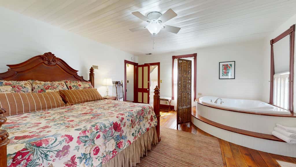 Luxury Farmhouse, creek, dog-friendly, gas fireplace, firepit, BBQ, cable, porch, swing