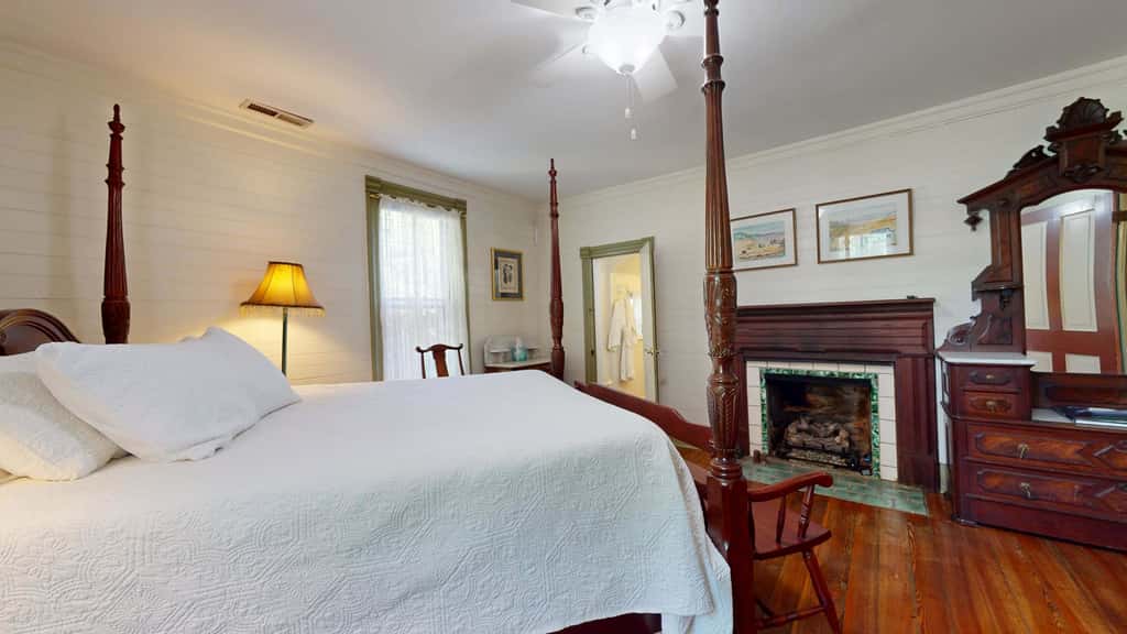 Luxury Farmhouse, creek, dog-friendly, gas fireplace, firepit, BBQ, cable, porch, swing