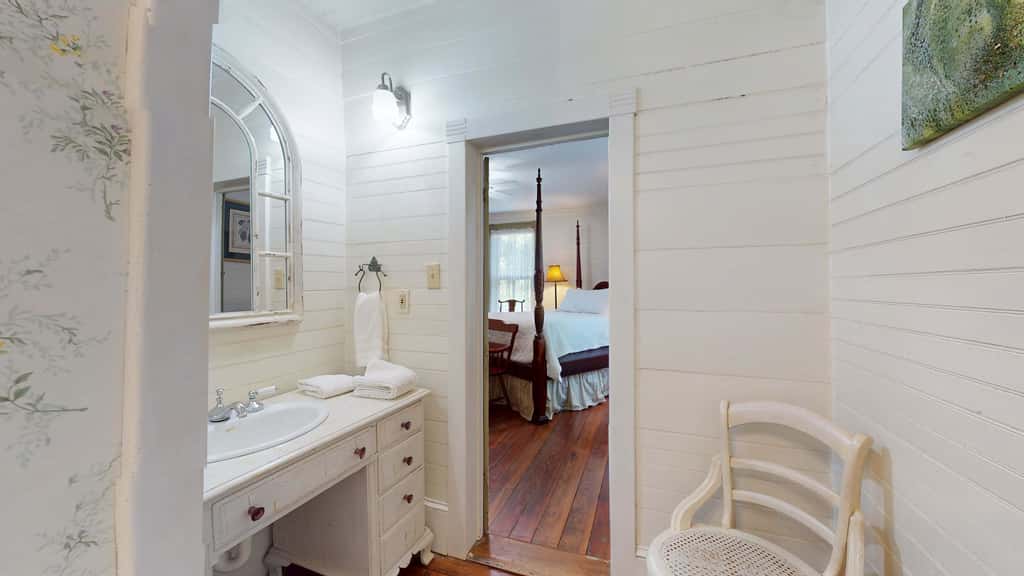 Luxury Farmhouse, creek, dog-friendly, gas fireplace, firepit, BBQ, cable, porch, swing