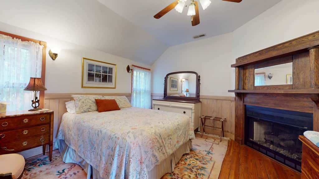 Luxury Farmhouse, creek, dog-friendly, gas fireplace, firepit, BBQ, cable, porch, swing