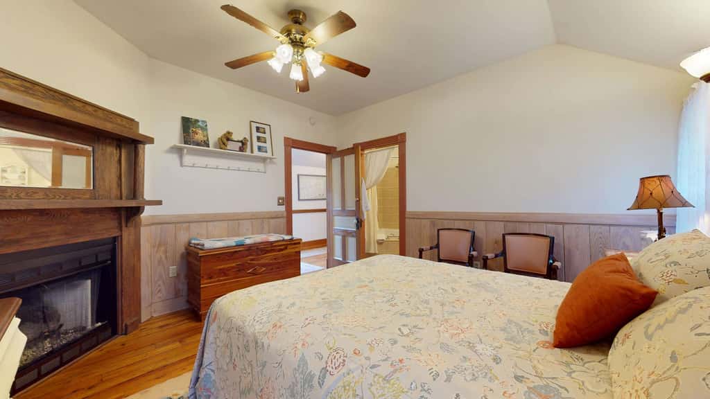 Luxury Farmhouse, creek, dog-friendly, gas fireplace, firepit, BBQ, cable, porch, swing