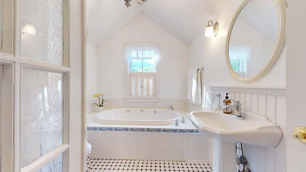 Luxury Farmhouse, creek, dog-friendly, gas fireplace, firepit, BBQ, cable, porch, swing