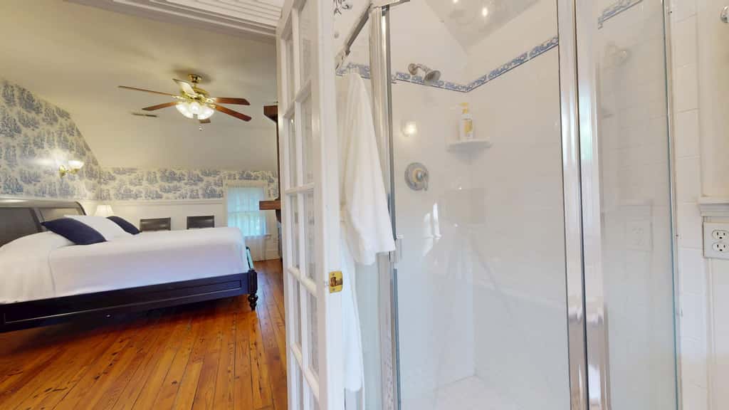 Luxury Farmhouse, creek, dog-friendly, gas fireplace, firepit, BBQ, cable, porch, swing