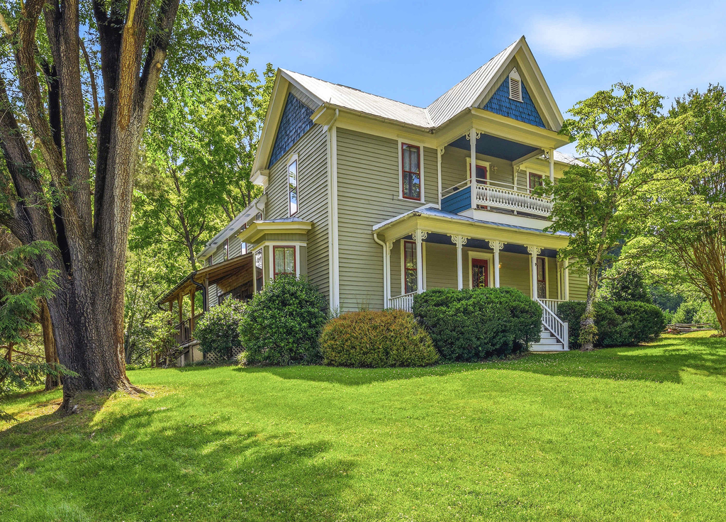 Luxury Farmhouse & Creekside Cottage, Dog-friendly, Scenic Views, Firepit, BBQ