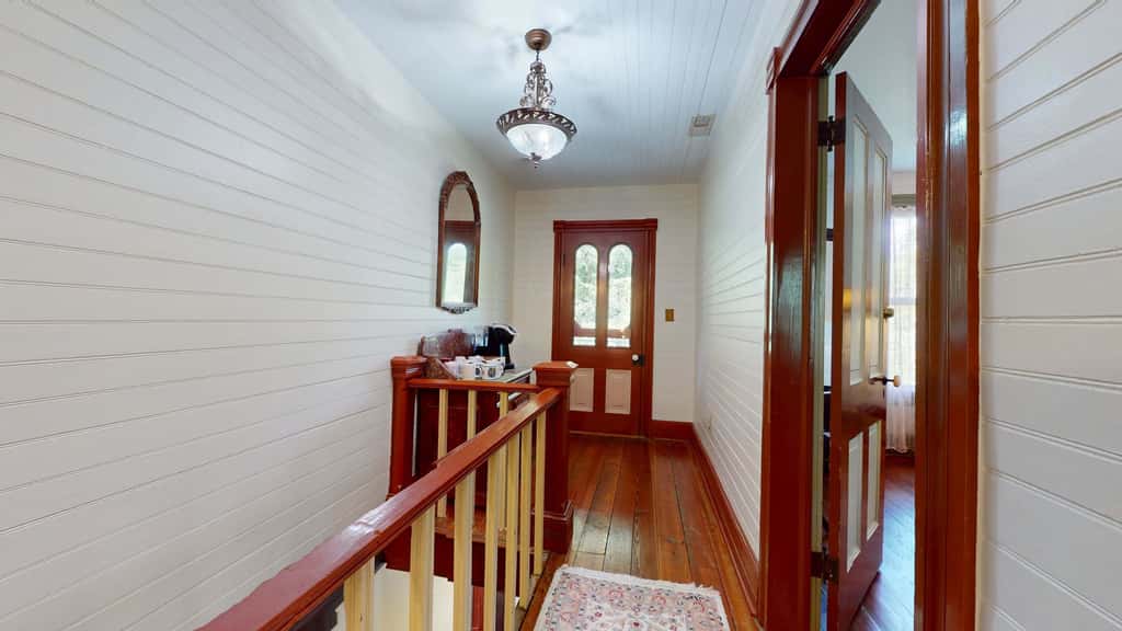 Luxury Farmhouse & Creekside Cottage, Dog-friendly, Scenic Views, Firepit, BBQ