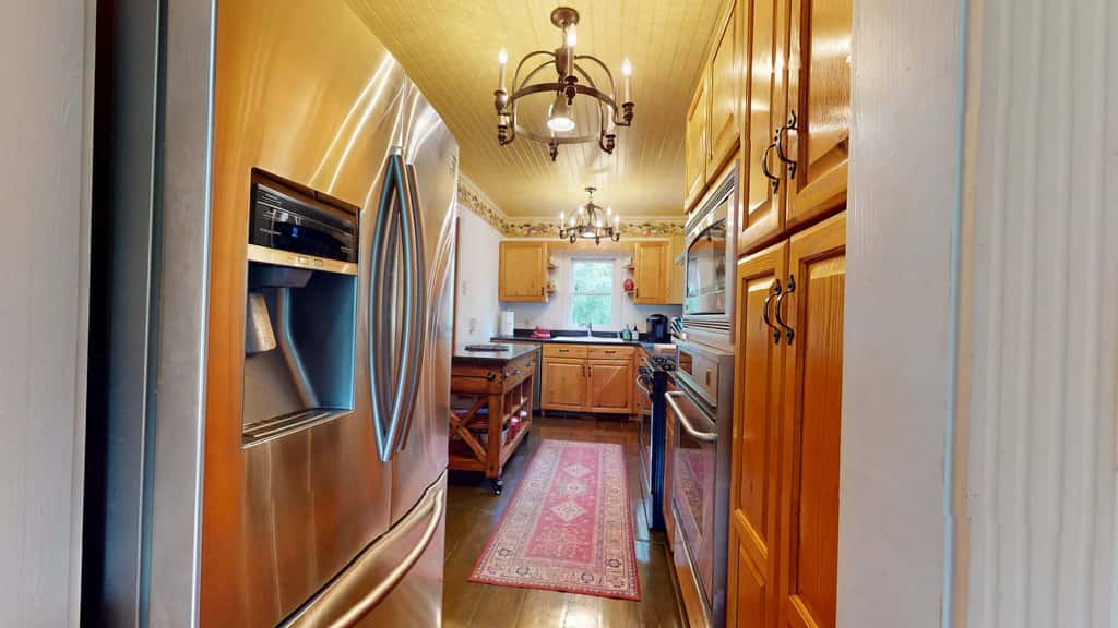 Luxury Farmhouse & Creekside Cottage, Dog-friendly, Scenic Views, Firepit, BBQ