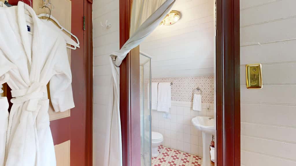 Luxury Farmhouse & Creekside Cottage, Dog-friendly, Scenic Views, Firepit, BBQ