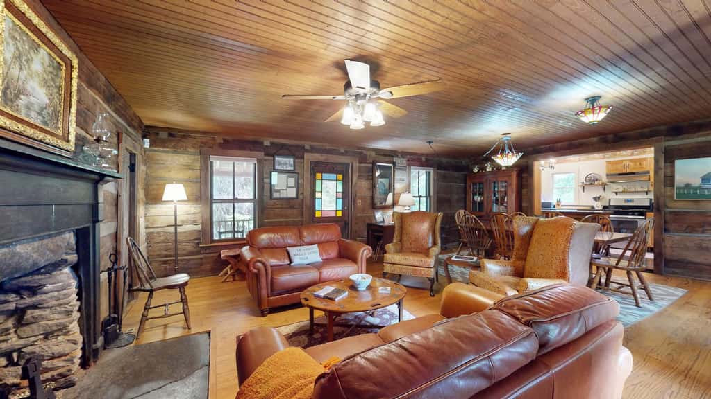 Luxury Farmhouse & Creekside Cottage, Dog-friendly, Scenic Views, Firepit, BBQ