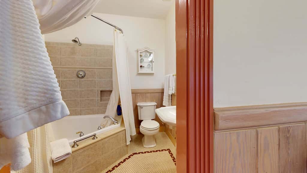 Luxury Farmhouse & Creekside Cottage, Dog-friendly, Scenic Views, Firepit, BBQ