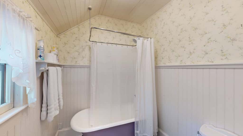 Luxury Farmhouse & Creekside Cottage, Dog-friendly, Scenic Views, Firepit, BBQ