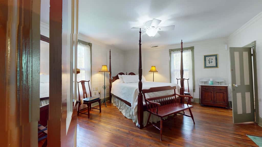 Luxury Farmhouse & Creekside Cottage, Dog-friendly, Scenic Views, Firepit, BBQ