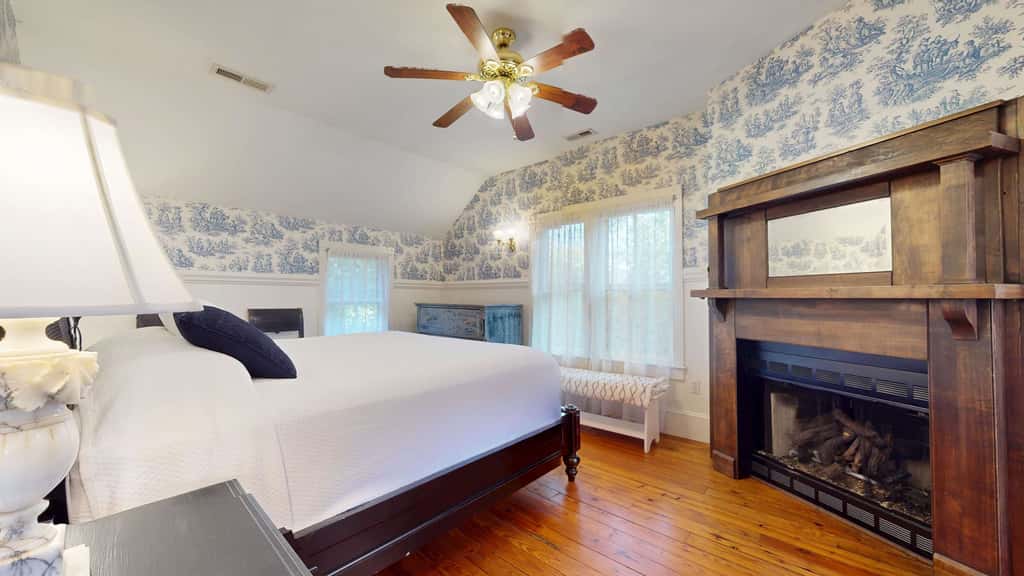 Luxury Farmhouse & Creekside Cottage, Dog-friendly, Scenic Views, Firepit, BBQ