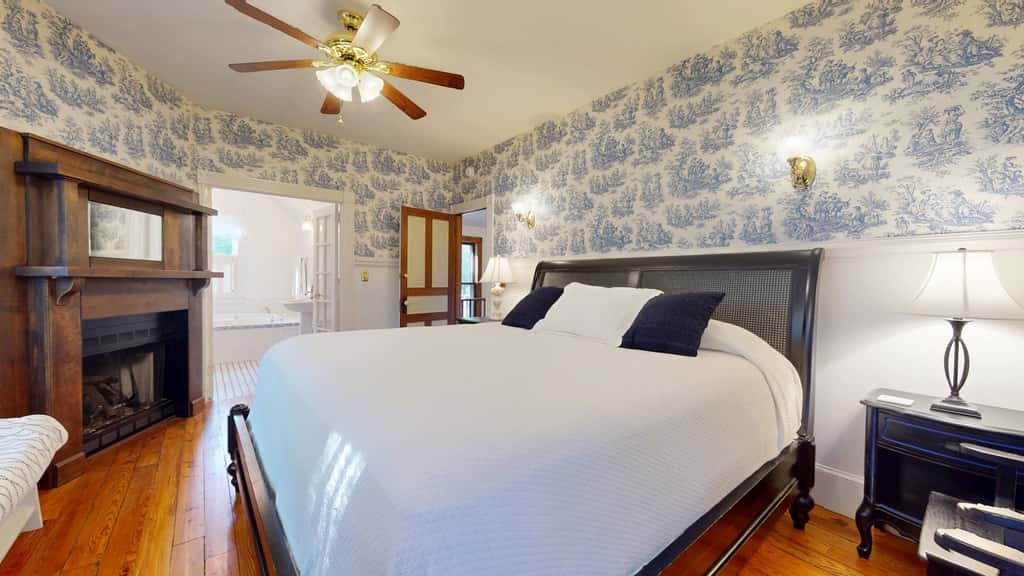 Luxury Farmhouse & Creekside Cottage, Dog-friendly, Scenic Views, Firepit, BBQ