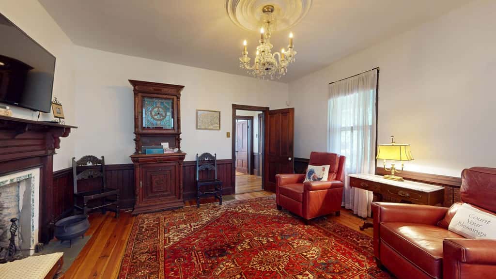 Luxury Farmhouse & Creekside Cottage, Dog-friendly, Scenic Views, Firepit, BBQ