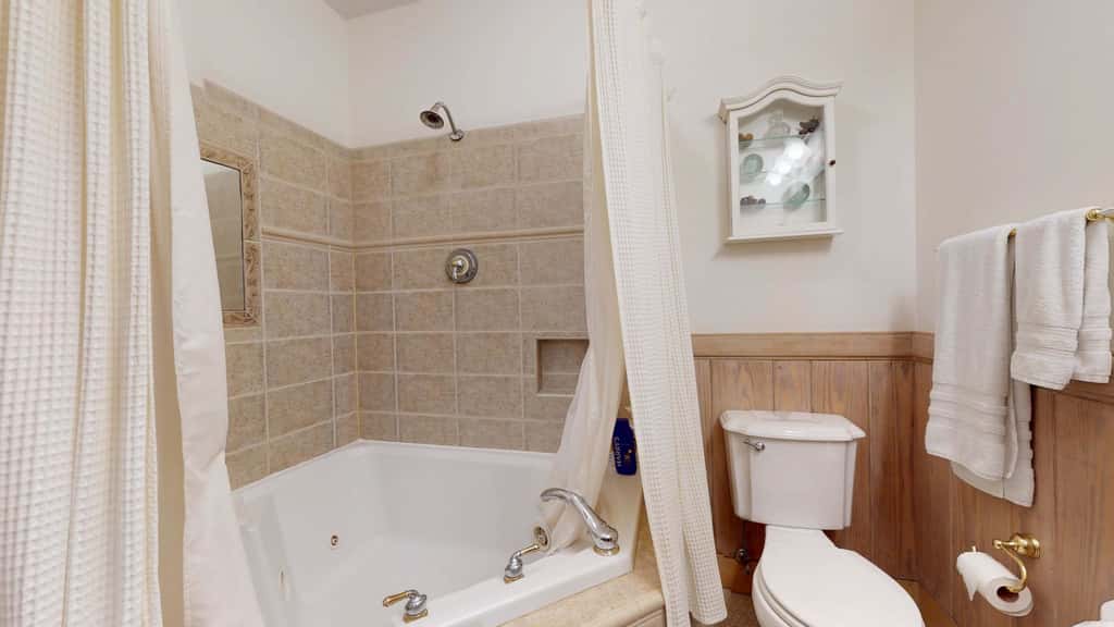 Luxury Farmhouse & Creekside Cottage, Dog-friendly, Scenic Views, Firepit, BBQ