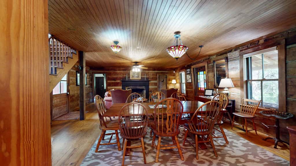 Luxury Farmhouse & Creekside Cottage, Dog-friendly, Scenic Views, Firepit, BBQ