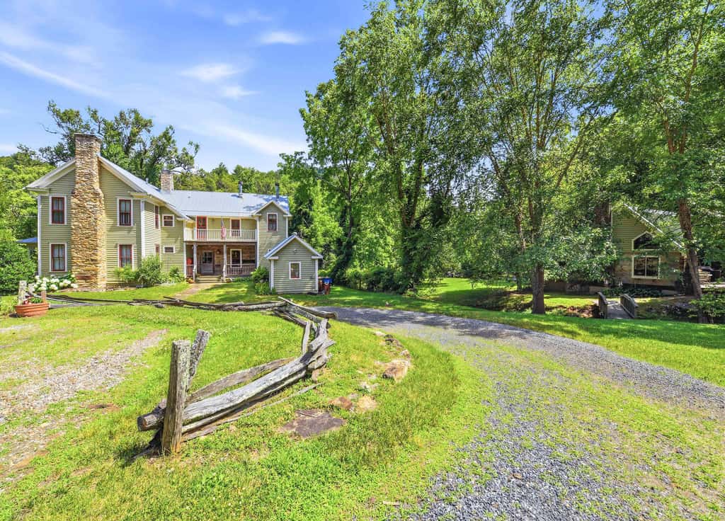 Luxury Farmhouse & Creekside Cottage, Dog-friendly, Scenic Views, Firepit, BBQ