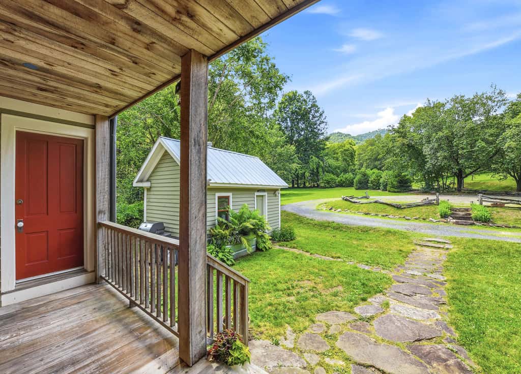 Luxury Farmhouse & Creekside Cottage, Dog-friendly, Scenic Views, Firepit, BBQ