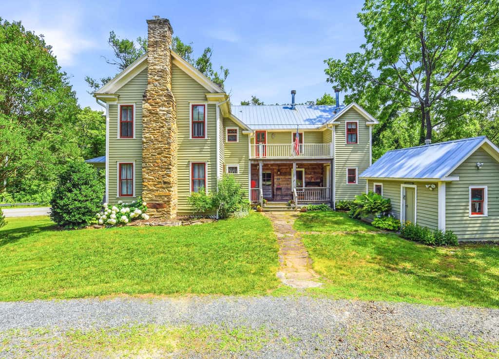 Luxury Farmhouse & Creekside Cottage, Dog-friendly, Scenic Views, Firepit, BBQ