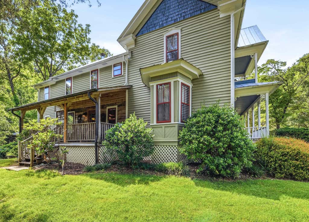 Luxury Farmhouse & Creekside Cottage, Dog-friendly, Scenic Views, Firepit, BBQ