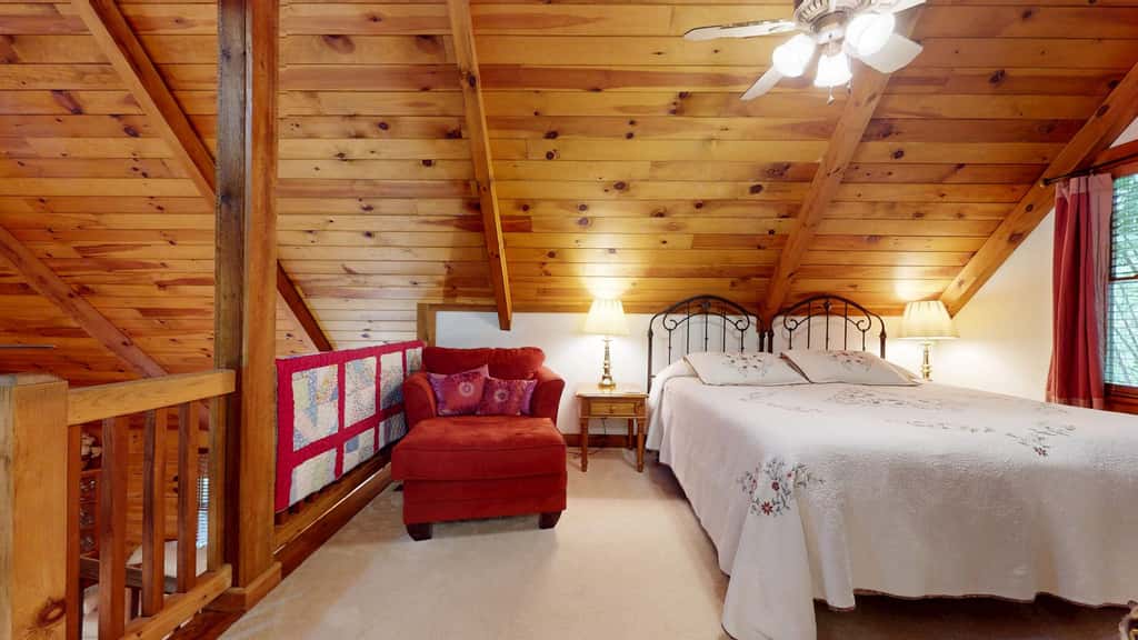 Luxury Farmhouse & Creekside Cottage, Dog-friendly, Scenic Views, Firepit, BBQ